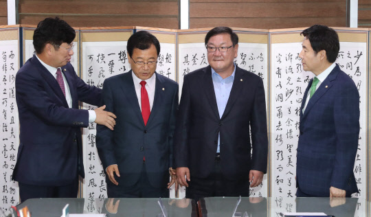 바른정당 이종구(왼쪽부터)·자유한국당 이현재·더불어민주당 김태년·국민의당 이용호 정책위의장 등 여야 교섭단체 4당 정책위의장이 26일 국회의원회관에서 열린 여야 교섭단체 4당 정책위의장·예결위 간사 경제부총리 연석회의에 앞서 대화하고 있다.   연합뉴스